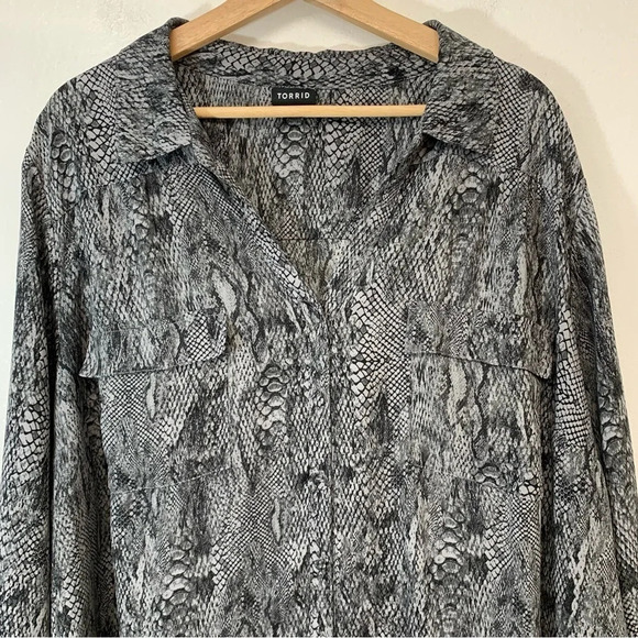 Torrid Top Blouse Woman‎ 4X  Snake Print Button Front Half Roll Tab Sleeve Light - Picture 2 of 10
